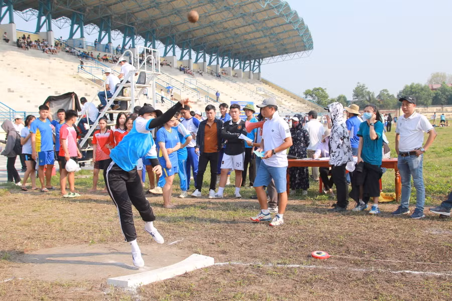 Nữ sinh dự thi môn cử tạ với phần kỹ thuật được đánh giá cao. Nữ sinh dự thi môn cử tạ với phần kỹ thuật được đánh giá cao.