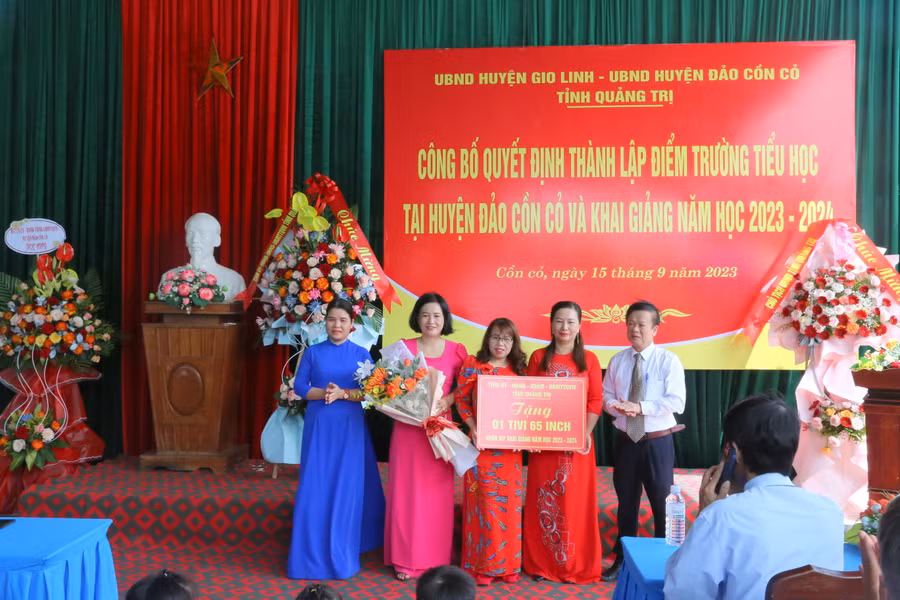Ông Phan Hữu Huyện, Phó giám đốc Sở GD&amp;ĐT Quảng Trị tặng quà cho nhà trường nhân ngày khai giảng.