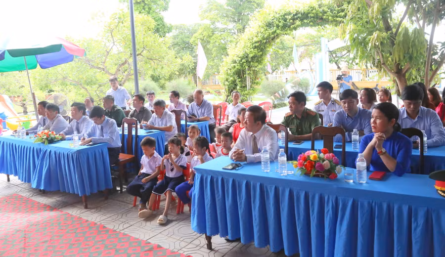 Trước nhu cầu cấp thiết và nguyện vọng của nhân dân, UBND tỉnh Quảng Trị quyết định thành lập điểm trường Tiểu học tại đảo Cồn Cỏ.