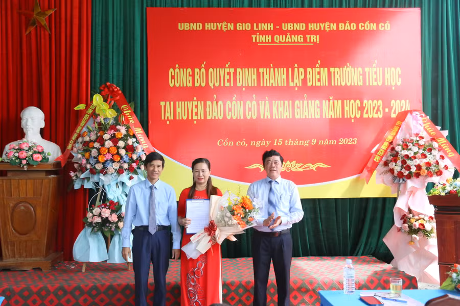 Lãnh đạo UBND huyện Gio Linh và huyện đảo Cồn Cỏ trao quyết định thành lập điểm trường.