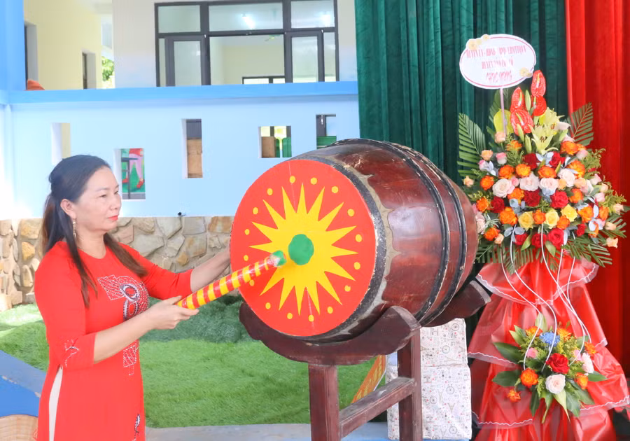Cô Lê Thị Tuyên, Hiệu trưởng Trường tiểu học Thị trấn Cửa Việt đánh trống khai giảng.