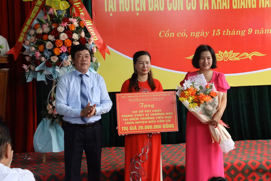 UBND huyện đảo Cồn Cỏ tặng quà nhân dịp thành lập điểm trường.