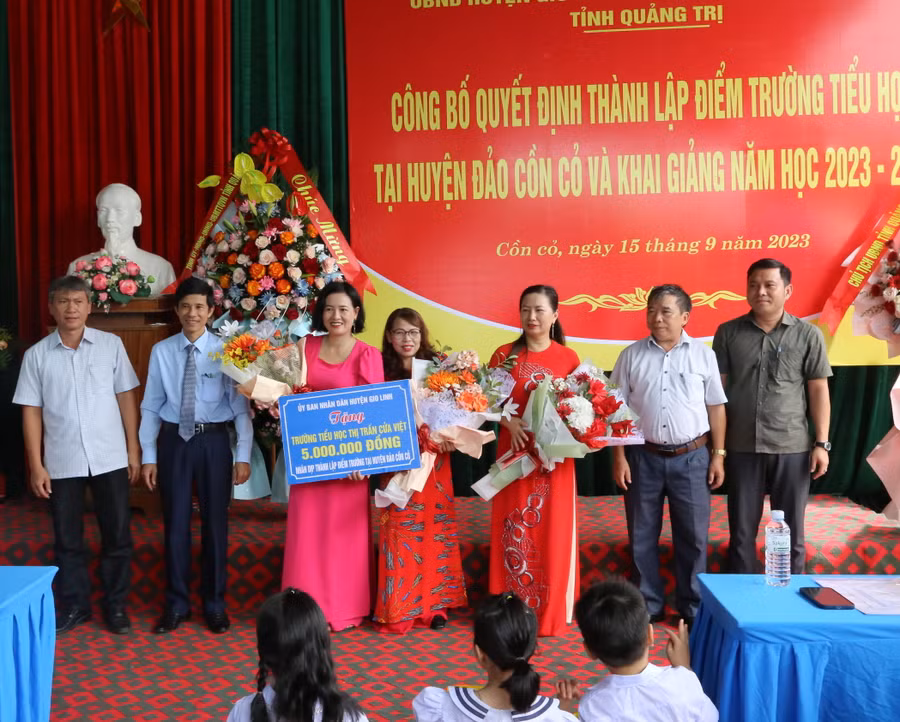 UBND huyện Gio Linh tặng quà đến nhà trường.