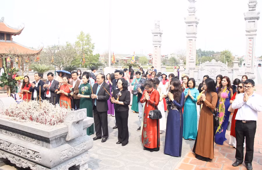 Thứ trưởng Ngô Thị Minh và nữ đoàn viên Công đoàn cơ quan Bộ GD&amp;ĐT, Sở GD&amp;ĐT tỉnh Bắc Giang dâng hương tại Thành Xương Giang.
