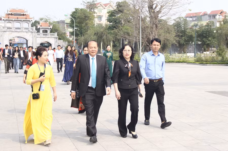 Thứ trưởng Ngô Thị Minh và đoàn nữ công Công đoàn cơ quan Bộ GD&amp;ĐT, Sở GD&amp;ĐT tỉnh Bắc Giang đến tham quan Thành Xương Giang (TP Bắc Giang).