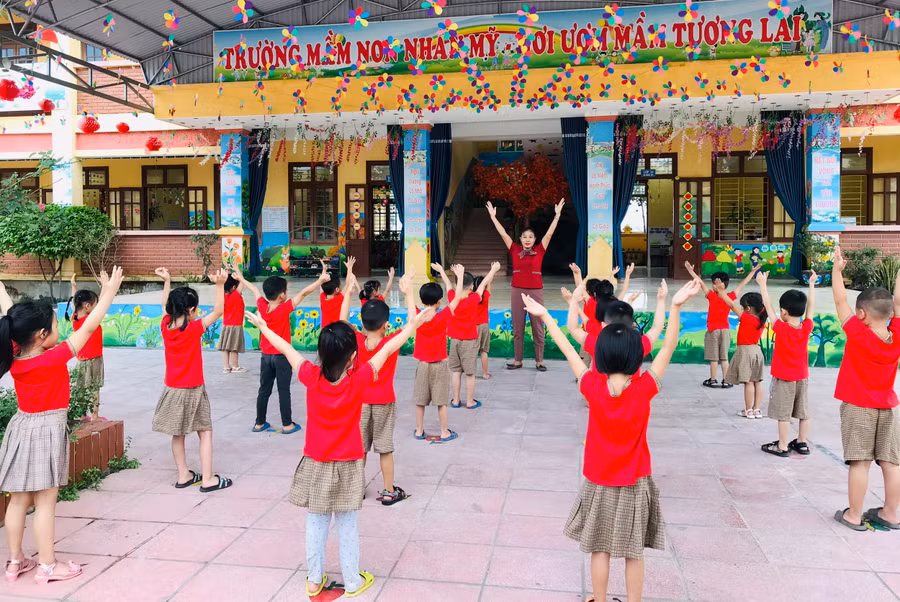 Cô - trò Trường Mầm non Nhân Mỹ (Lý Nhân, Hà Nam).