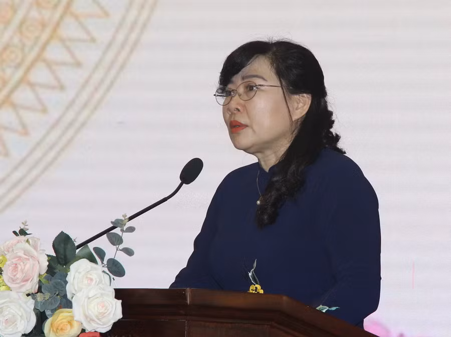 Trưởng ban Tuyên giáo Quận uỷ Tây Hồ Trần Thị Thu Hường báo cáo tại Hội nghị.