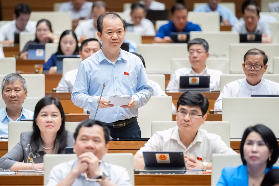 Đại biểu Bùi Hoài Sơn. Đại biểu Bùi Hoài Sơn.