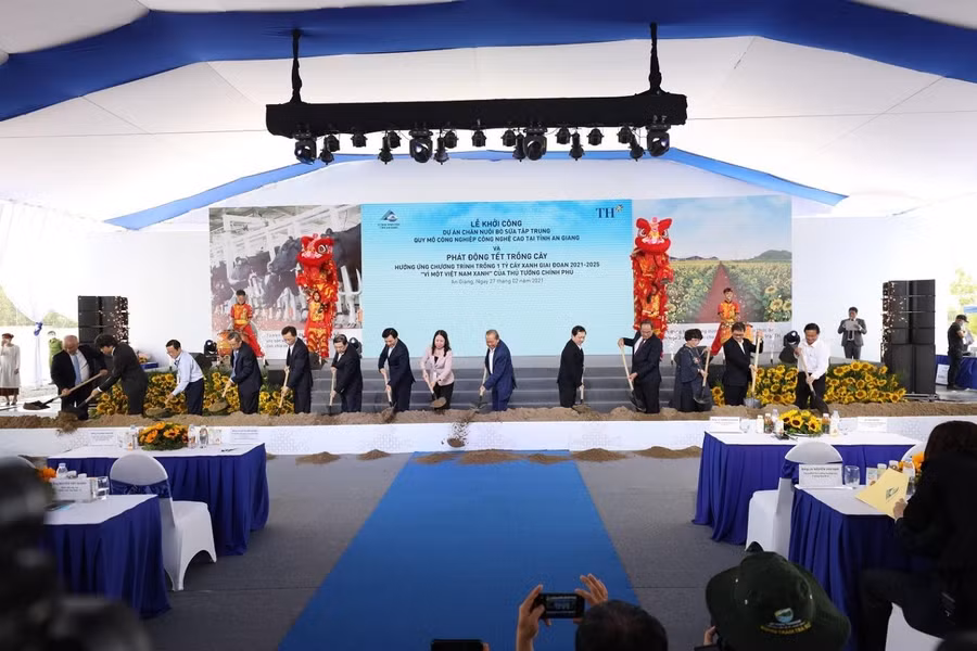 Phó Thủ tướng Thường trực Trương Hòa Bình cùng các vị quan khách và lãnh đạo tập đoàn TH thực hiện nghi thức khởi công Dự án Chăn nuôi bò sữa tập trung quy mô công nghiệp công nghệ cao tại tỉnh An Giang.