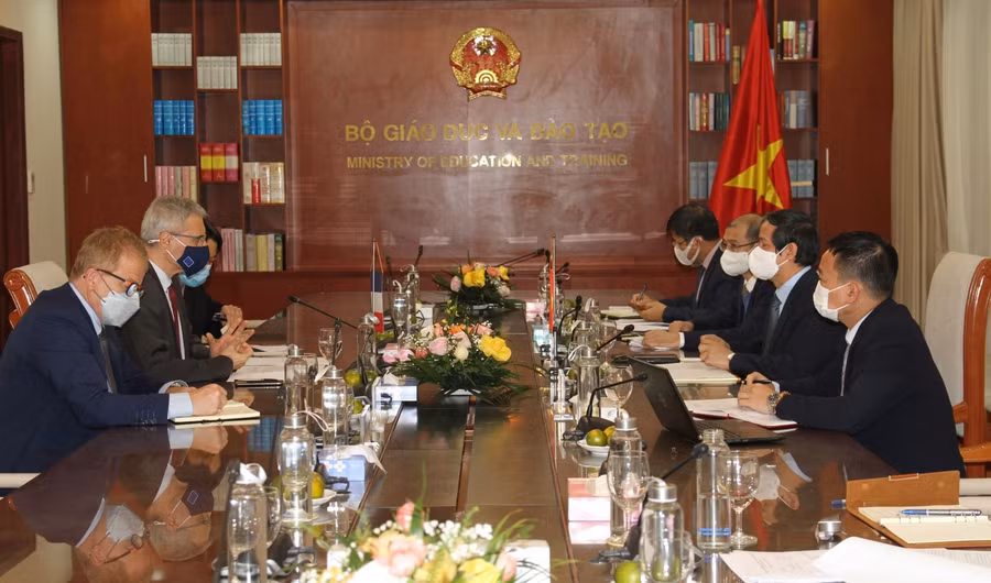 Bộ trưởng Bộ Giáo dục và Đào tạo Nguyễn Kim Sơn tiếp ngài Nicolas Warnery - Đại sứ Cộng hòa Pháp tại Việt Nam.