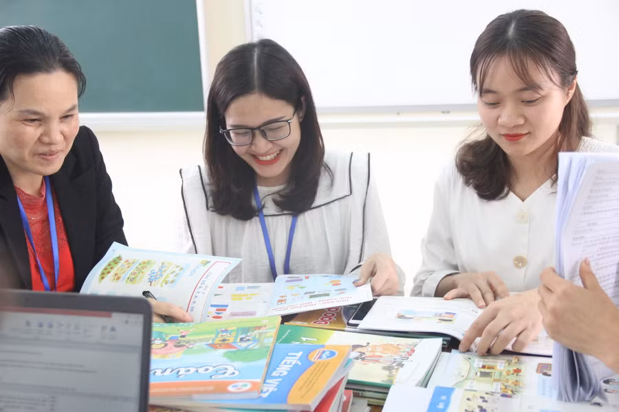Giáo viên Trường tiểu học Dĩnh Trì (TP Bắc Giang) lựa chọn sách giáo khoa mới