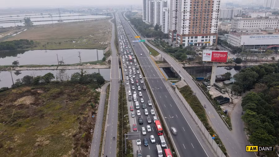 Do tâm lý lo ngại ngày mai sẽ đông người lên Hà Nội nên nhiều người đã chọn đi ngày hôm nay.