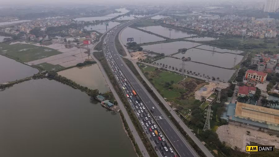 Tại cao tốc Pháp Vân- Cầu Giẽ hàng xe di chuyển chậm kéo dài hàng km trong chiều ngày hôm nay.