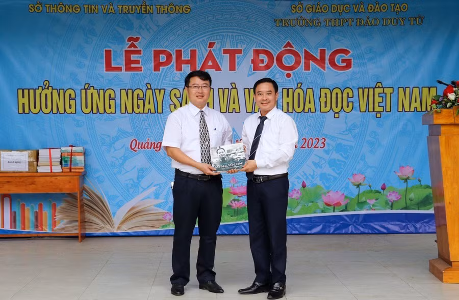 Sở Thông tin và Truyền thông Quảng Bình tặng hàng trăm đầu sách cho Thư viện Trường THPT Đào Duy Từ.