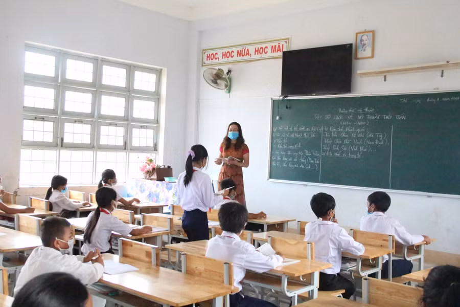 Các trường học đan xen giáo dục, tuyên truyền về tác hại của thuốc lá, ma tuý... trong tiết học, sinh hoạt lớp.