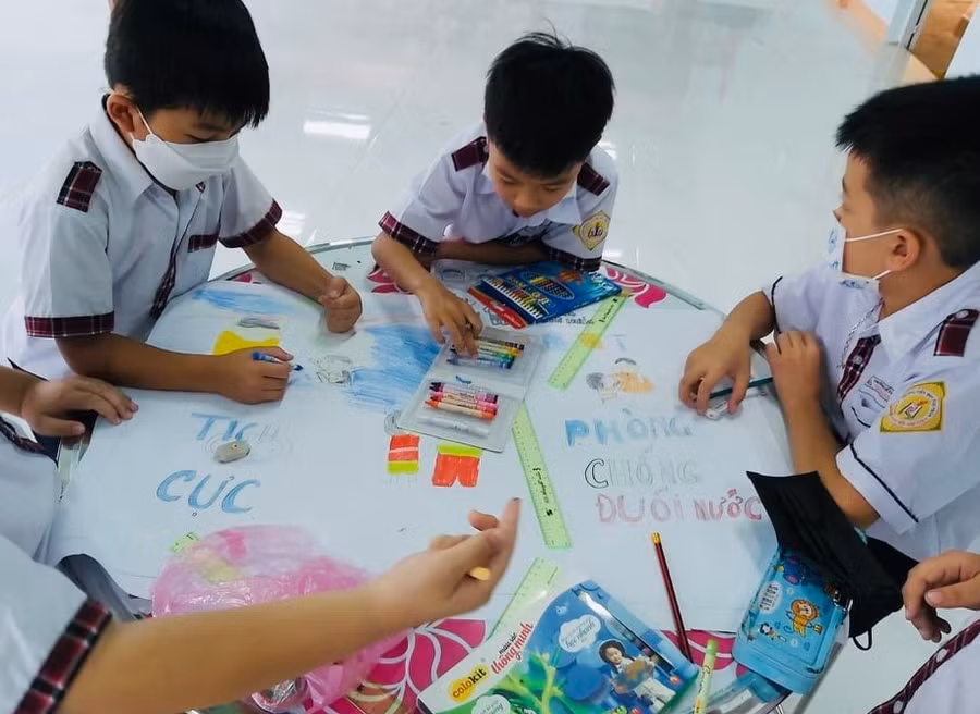 Các em học sinh còn vẽ tranh tuyên truyền phòng, chống các tệ nạn xã hội khác.