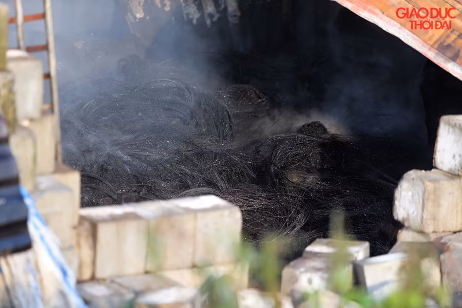 Nhiều đồ bên trong chỉ còn lại nguyên phần lõi bằng kim loại.