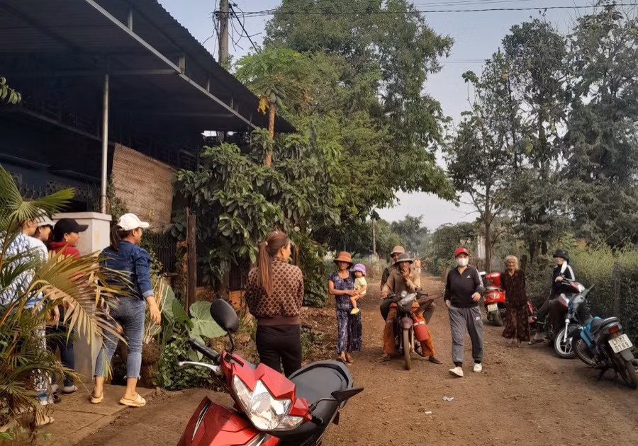 Các nạn nhân đến tìm bà T. để đòi tiền chơi hụi (ảnh: TH).