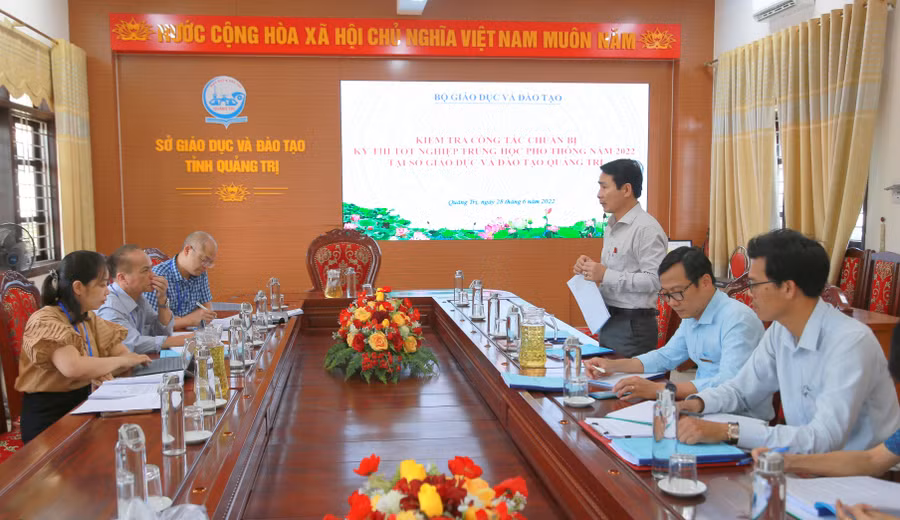 Lãnh đạo Sở GD&amp;ĐT báo cáo với đoàn kiểm tra về việc tổ chức kỳ thi.