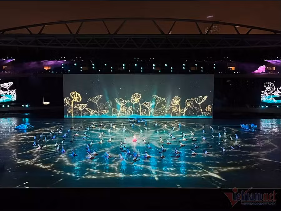 Lễ bế mạc SEA Games 31 với chủ đề "Hội tụ để tỏa sáng - Gather to shine" mang ý nghĩa tiếp nối sự tỏa sáng sau 12 ngày thi đấu, tinh hoa đã hội tụ về Việt Nam để mang đến cho khu vực Đông Nam Á những sinh khí mới, hơi thở mới của thời đại, của nhịp sống trẻ, của sức khỏe để vượt qua mọi khó khăn, bệnh dịch. Ảnh: VietnamNet