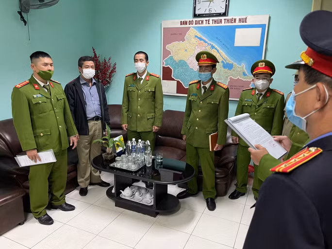 Cơ quan chức năng thi hành các biện pháp tố tụng đối với Hoàng Văn Đức, Giám đốc CDC Thừa Thiên Huế.