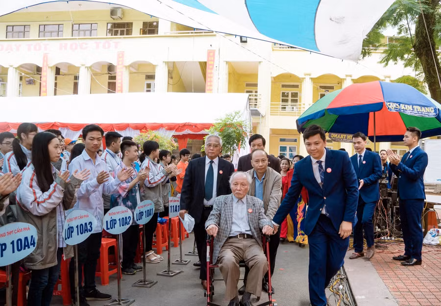 Thầy giáo Nguyễn Bá Quát nguyên là GV dạy Sử đã bước sang tuổi 90 về dự lễ kỷ niệm