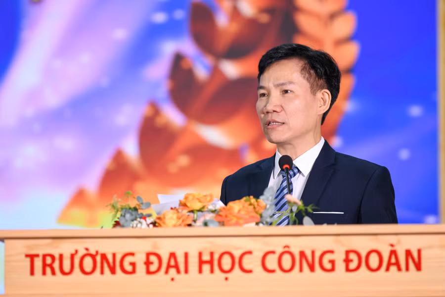 TS. Vũ Văn Thú – trưởng khoa An toàn Lao động và KSNN phát biểu tại buổi lễ. TS. Vũ Văn Thú – trưởng khoa An toàn Lao động và KSNN phát biểu tại buổi lễ.