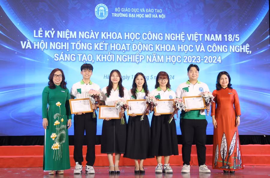 PGS. TS Nguyễn Mai Hương - Bí thư Đảng ủy, Chủ tịch Hội đồng Trường ĐH Mở Hà Nội (ngoài cùng bên phải) và PGS.TS Nguyễn Thị Nhung trao giấy khen cho đội tuyển tham dự Cuộc thi SV.STARTUP: Học sinh, sinh viên khởi nghiệp toàn quốc lần thứ 6/2024. Đội tuyển đã xuất sắc giành giải Nhì của cuộc thi.