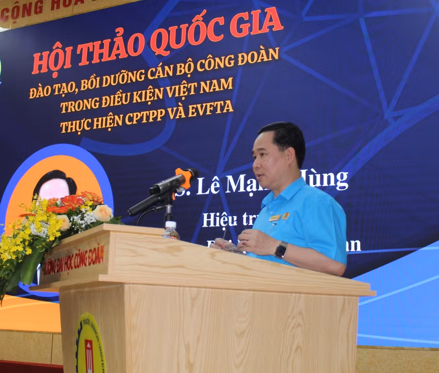 TS Lê Mạnh Hùng - Hiệu trưởng Trường ĐH Công đoàn phát biểu đề dẫn hội thảo
