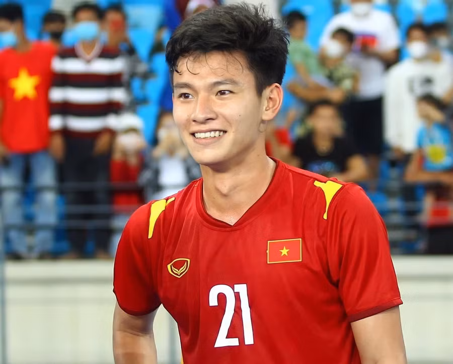 Phan Tuấn Tài - chàng trai Thủ khoa được ví như “Nam thần” trên sân cỏ với lối tư duy chơi bóng hiện đại không ngại lăn xả.