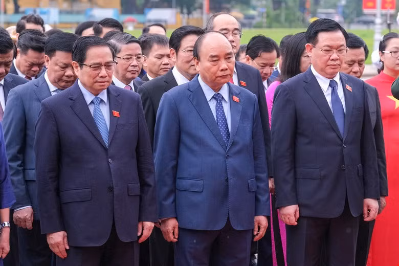 Lãnh đạo Đảng, Nhà nước, đại biểu Quốc hội vào Lăng viếng Chủ tịch Hồ Chí Minh ảnh 5