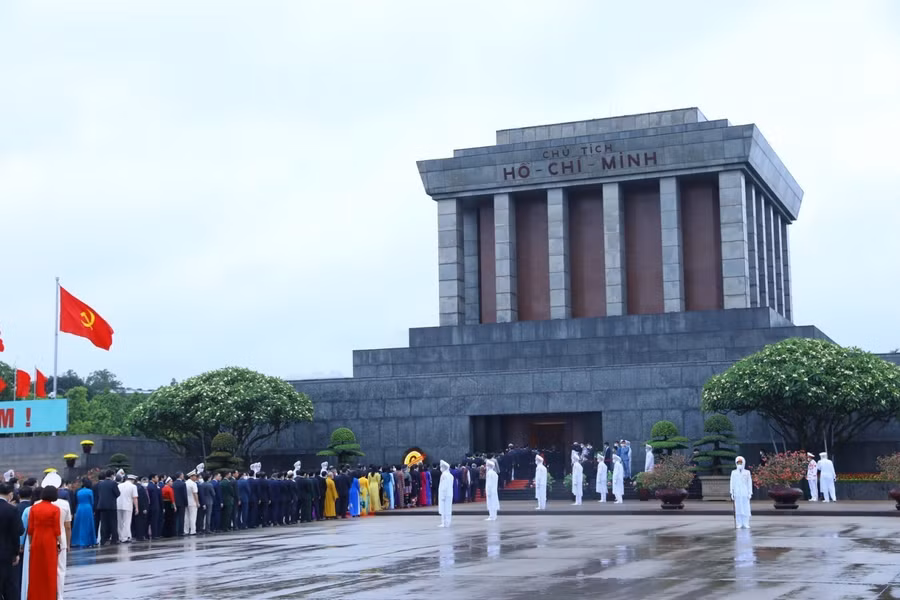 Các đại biểu Quốc hội vào Lăng viếng Chủ tịch Hồ Chí Minh.
