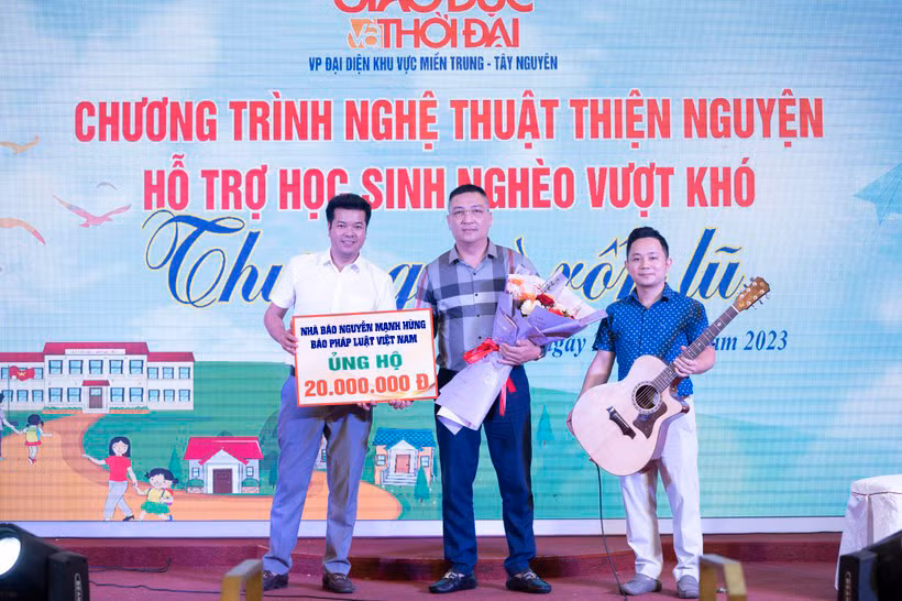 Nhà báo Nguyễn Mạnh Hùng - Phó Trưởng đại diện Báo Pháp luật Việt Nam, khu vực Đông Nam Bộ đấu giá thành công cây đàn guitar gây quỹ với mức giá 20 triệu đồng.