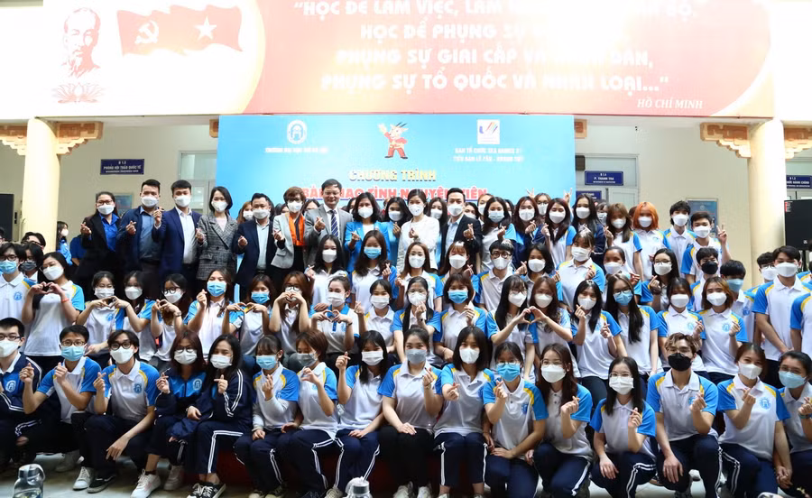 Các tình nguyện viên Trường ĐH Mở Hà Nội chụp ảnh lưu niệm 