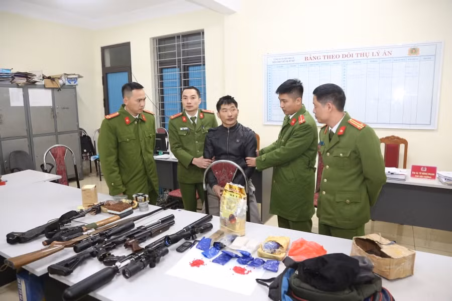 Giàng A Lề cùng kho vũ khí "nóng" bị cơ quan chức năng phát hiện, thu giữ. Ảnh: Công an Sơn La