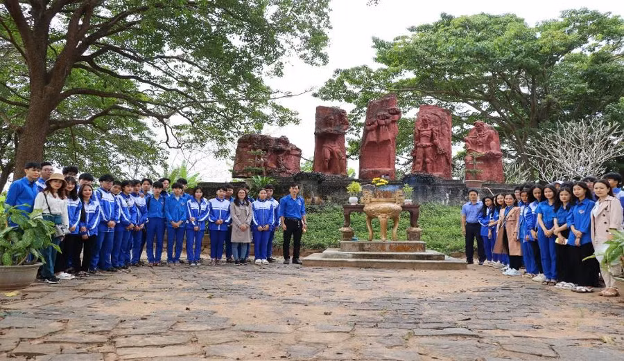 Trường THPT Hướng Hóa tổ chức cho học sinh tham quan di tích nhà tù Lao Bảo. (Ảnh: Đoàn Trường THPT Hướng Hóa)