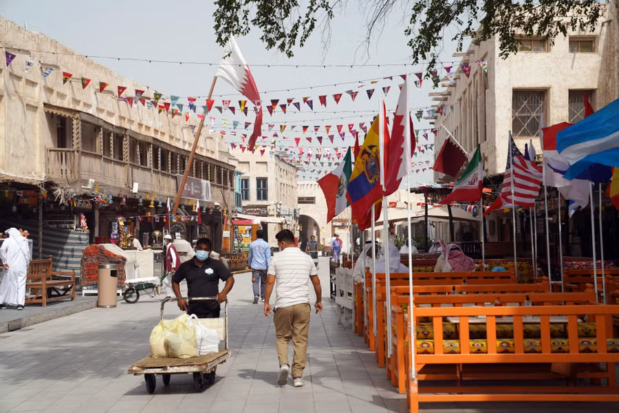 Chợ truyền thống Souq Waqif được trang trí để mọi người có thể hòa mình vào không khí bóng đá sôi động. Ảnh: Sorin Furcoi/Al Jazeera.