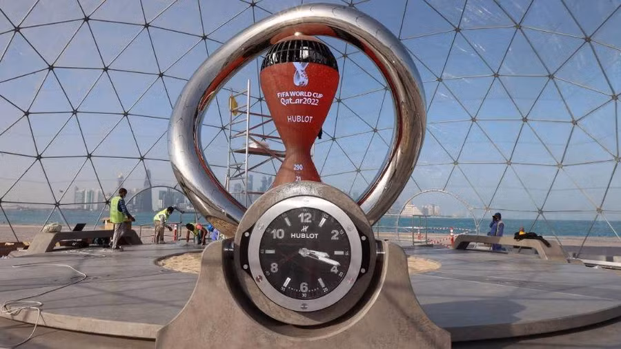 Đồng hồ đếm ngược World Cup ở Doha, Qatar. Ảnh: AFP.