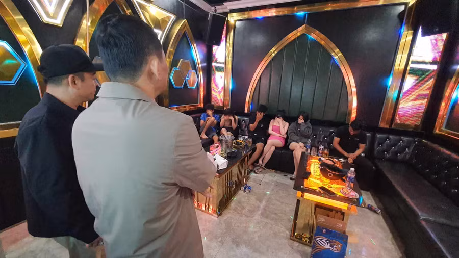 Công an TP Buôn Ma Thuột kiểm tra 1 số quán karaoke và phát hiện nhiều sai phạm. (Ảnh: TT)