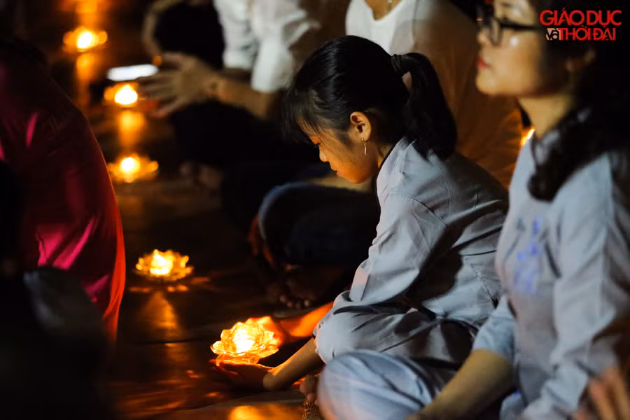 Đêm hội hoa đăng để những người con cầu nguyện cho cha mẹ hiện tiền (còn sống) được bình an mạnh khỏe.
