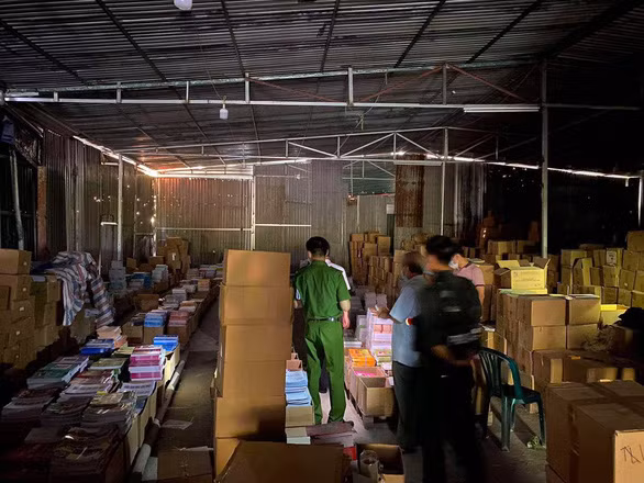 Kho sách giáo khoa giả bị lực lượng chức năng kiểm tra.