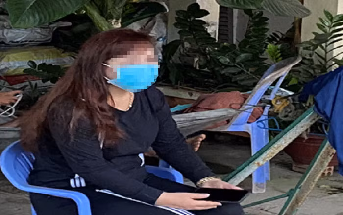 Chị N.T.T.H. có hành vi khai báo y tế gian dối, lợi dụng xe "luồng xanh" để trốn kiểm dịch. Ảnh: Công an Hậu Giang.