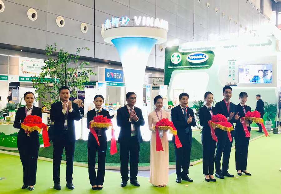Các đại biểu thực hiện nghi thức khai trương khu vực giới thiệu sản phẩm của Vinamilk tại Triển lãm