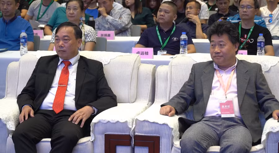 Ông Phạm Văn Duy, Phó Cục trưởng Cục chế biến & Phát triển Thị trường Nông sản Việt Nam và ông Châu Văn, Đại diện Hiệp hội Xuất nhập khẩu Nông thực phẩm chăn nuôi Trung Quốc tham dự sự kiện
