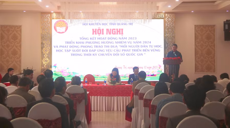 Ông Võ Văn Minh - Phó giám đốc Sở GD&ĐT phát biểu tại hội nghị. Ông Võ Văn Minh - Phó giám đốc Sở GD&ĐT phát biểu tại hội nghị.