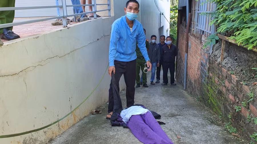 Cơ quan chức năng giám sát thực nghiệm hiện trường vụ án.