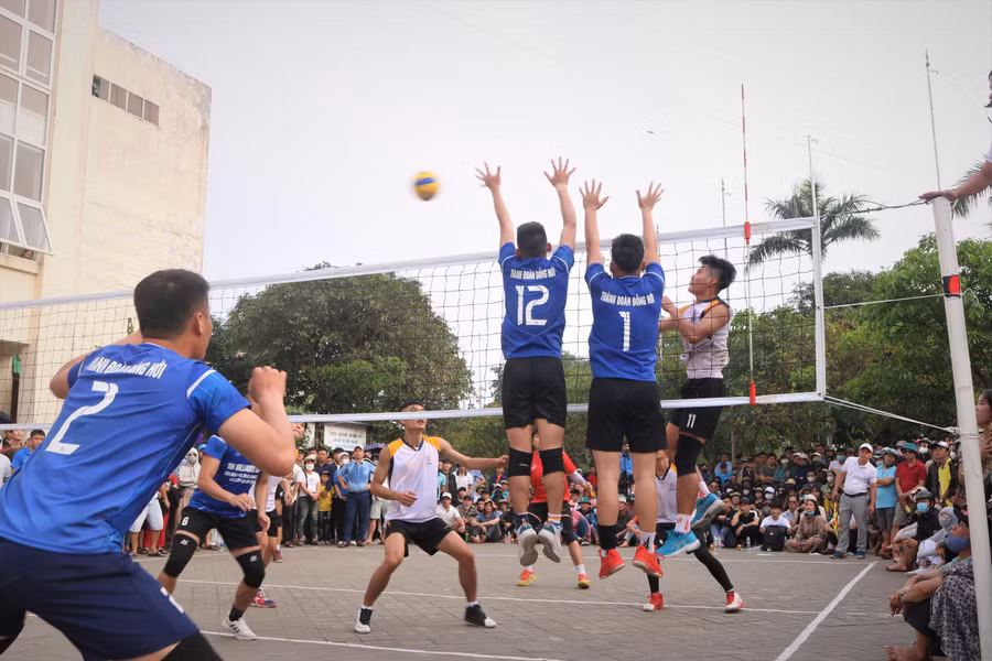 Các đội bóng thi đấu quyết tâm, tạo nên những đường bóng mãn nhãn người xem.