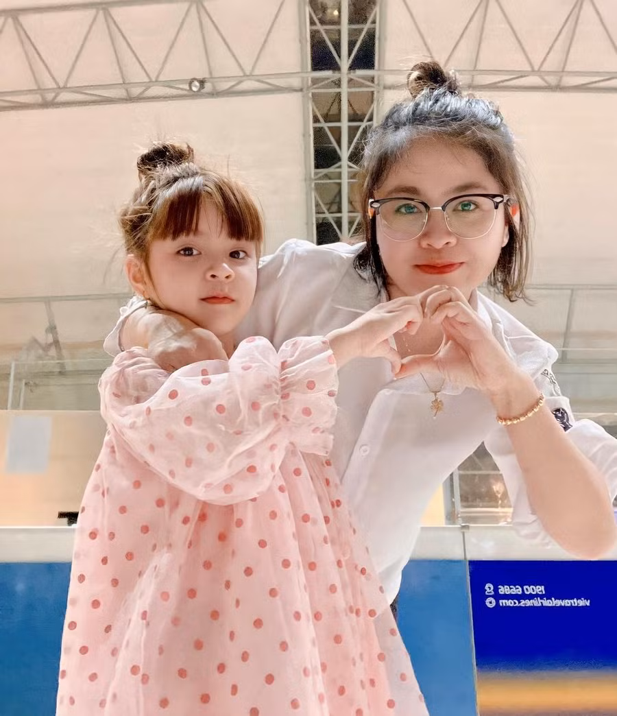 Hai mẹ con chị Nhung. Hai mẹ con chị Nhung.