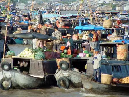 Nhìn vào những cây bẹo, chúng ta có thể biết chủ thuyền muốn bán mặt hàng gì