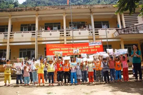 Những học sinh Trường tiểu học Hồng Định trong niềm vui với những phần quà